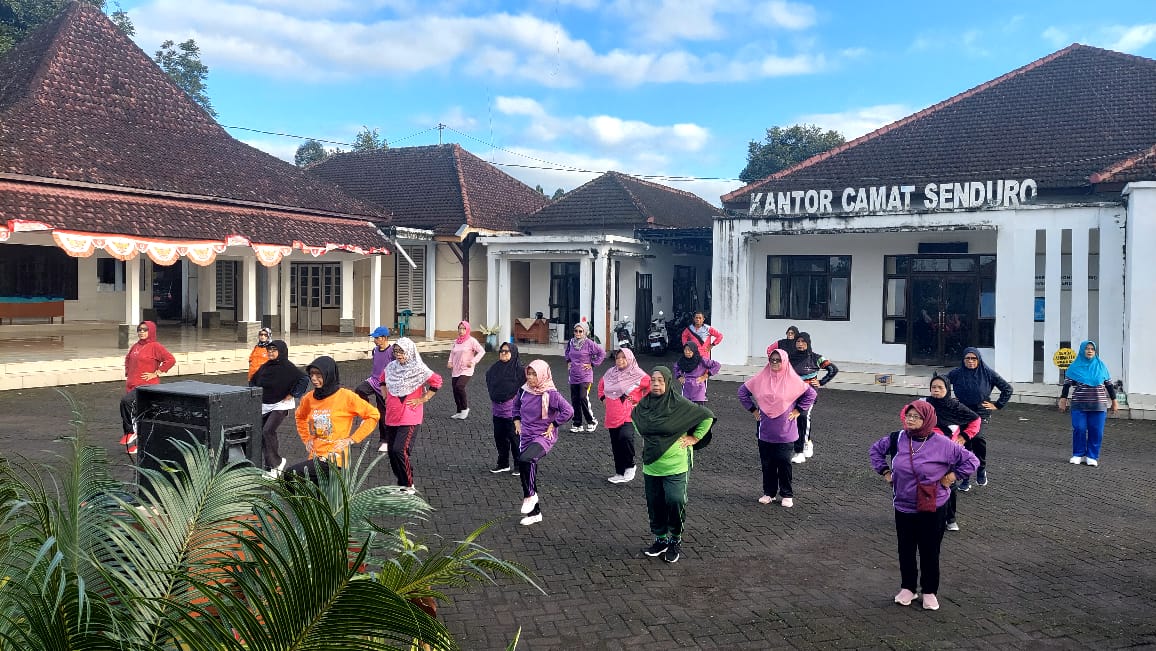 Senam Pagi Rutin Jum’at: Jaga Kesehatan, Pererat Kebersamaan