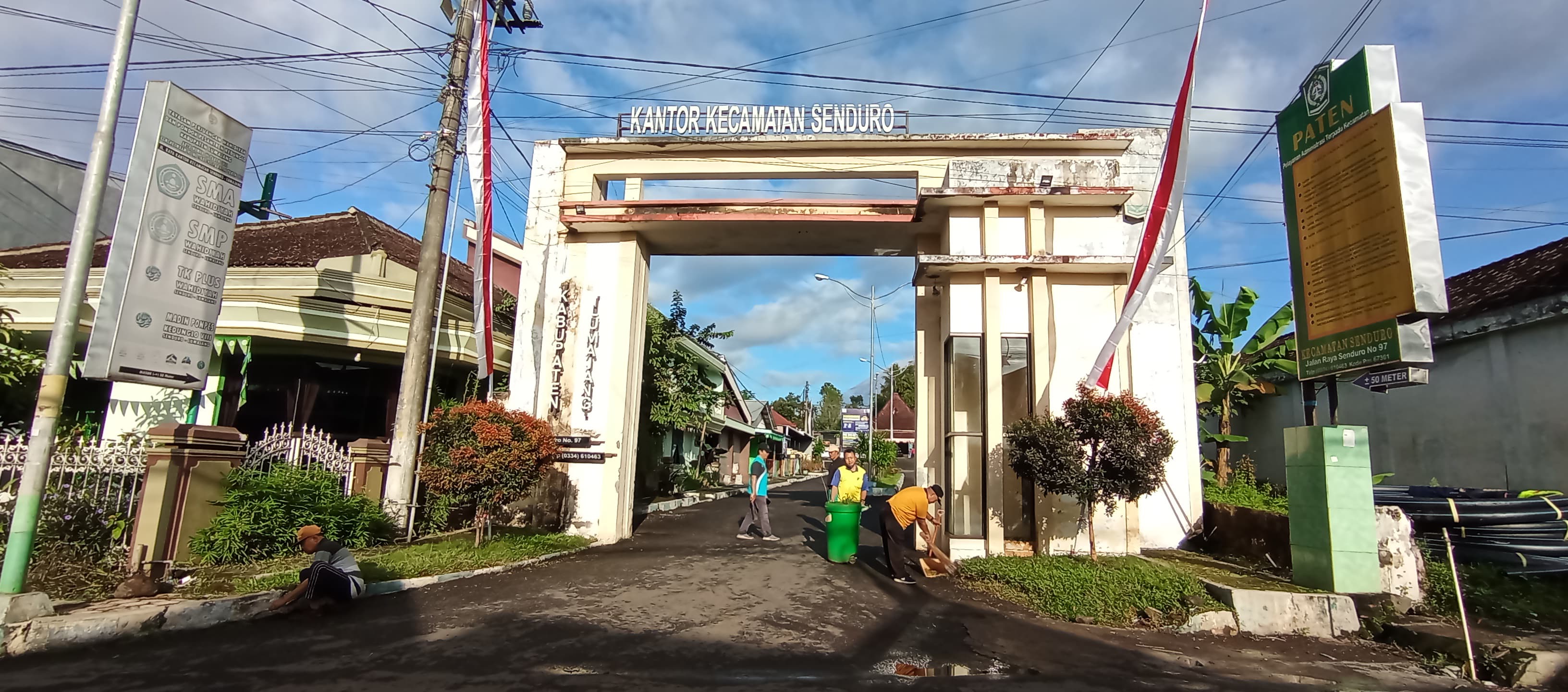 KERJA BHAKTI DI SEKITAR HALAMAN KECAMATAN SENDURO