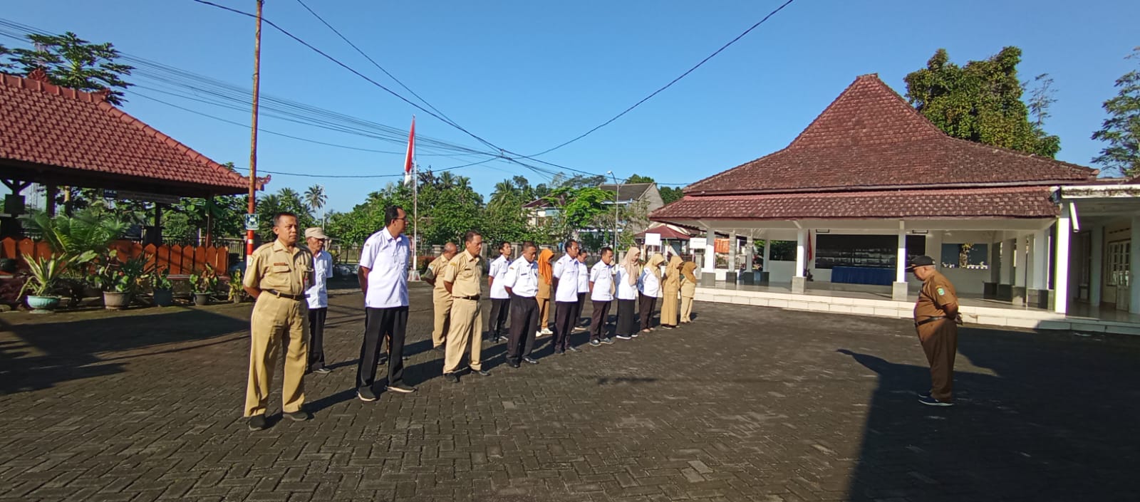 APEL PAGI HARI SELASA DI HALAMAN KANTOR KECAMATAN SENDURO