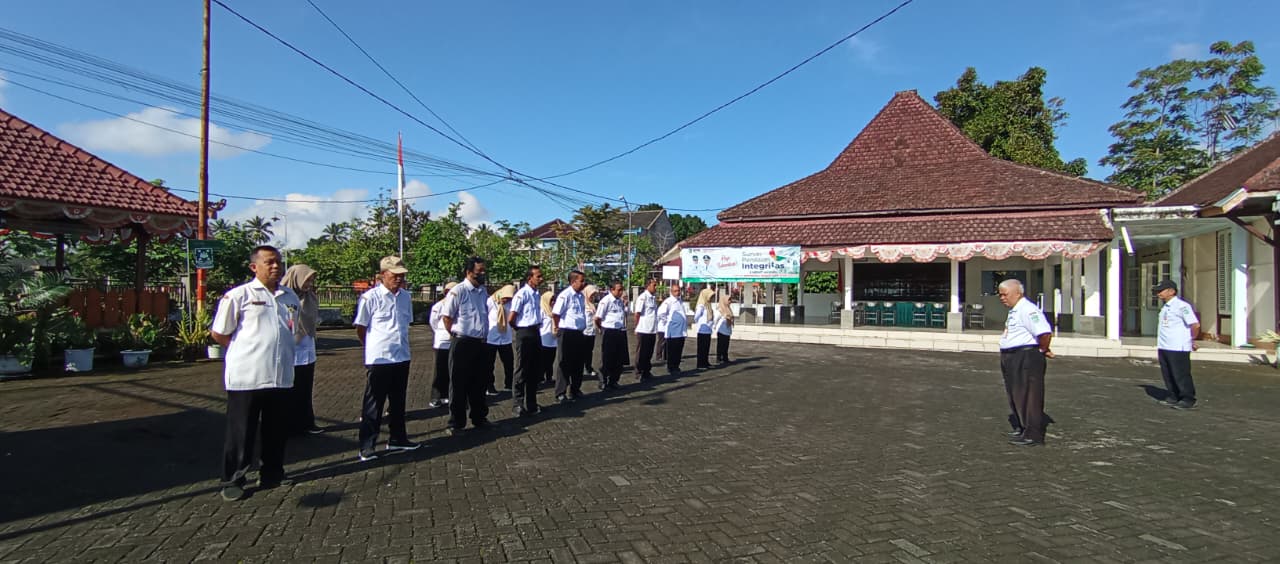 APEL PAGI HARI RABU DI HALAMAN KANTOR KECAMATAN SENDURO