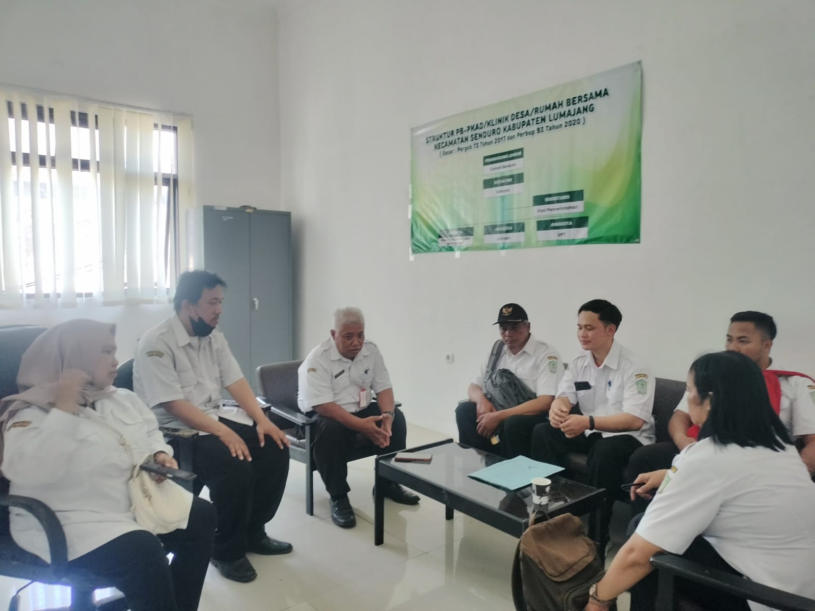 Rapat Koordinasi dan Pembinaan Pemerintah Desa Ranupani Digelar di Kantor Kecamatan