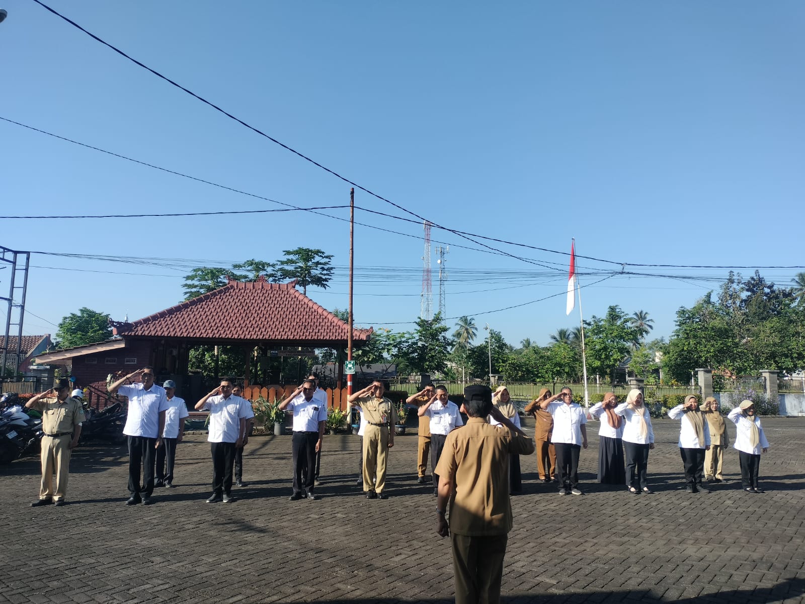 APEL PAGI DI HALAMAN KANTOR KECAMATAN SENDURO