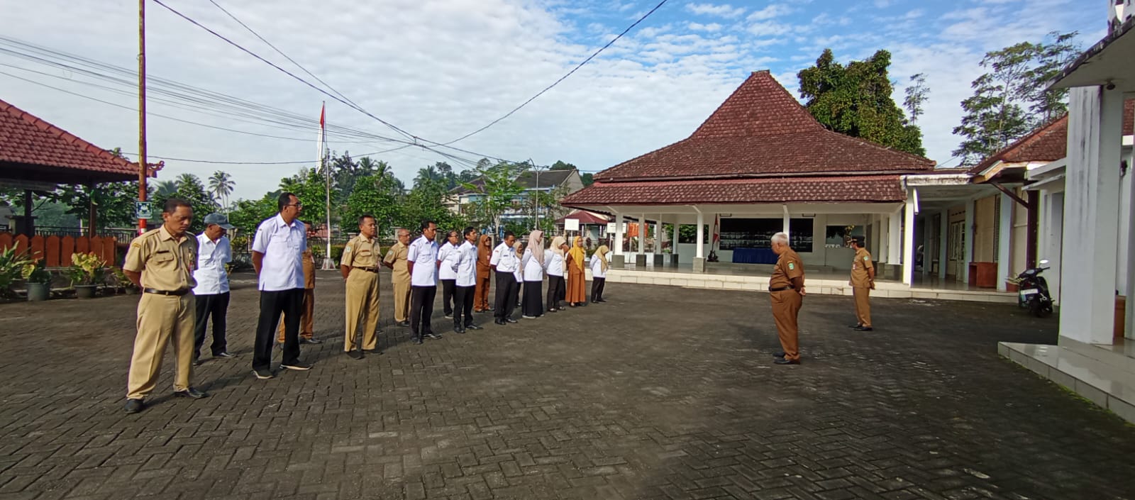 APEL PAGI HARI SELASA DI HALAMAN KANTOR KECAMATAN SENDURO