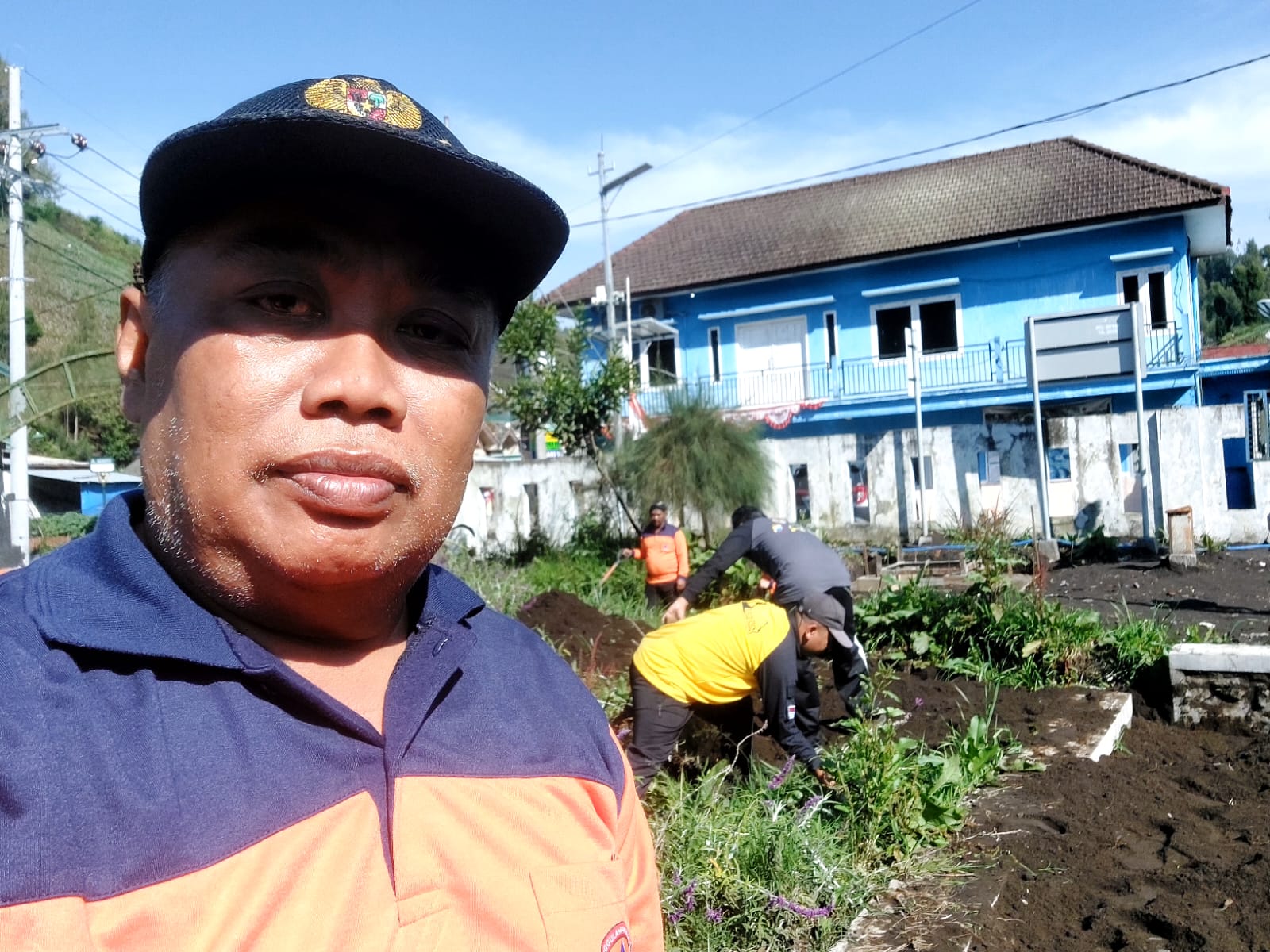 Kerja Bakti di Halaman Balai Desa Ranupani dan Rest Area Ranupani