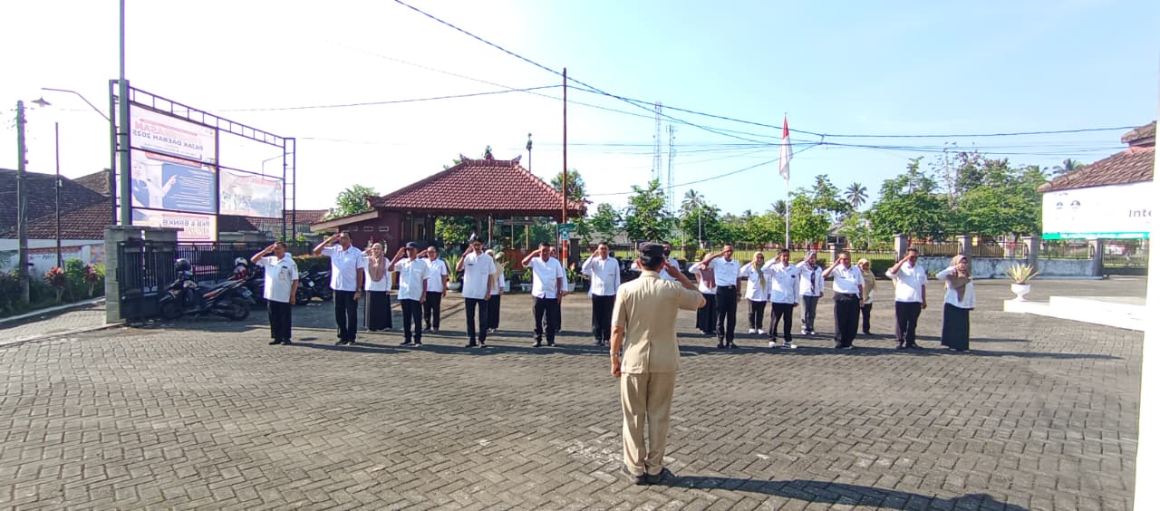APEL PAGI HARI RABU DI HALAMAN KANTOR KECAMATAN SENDURO