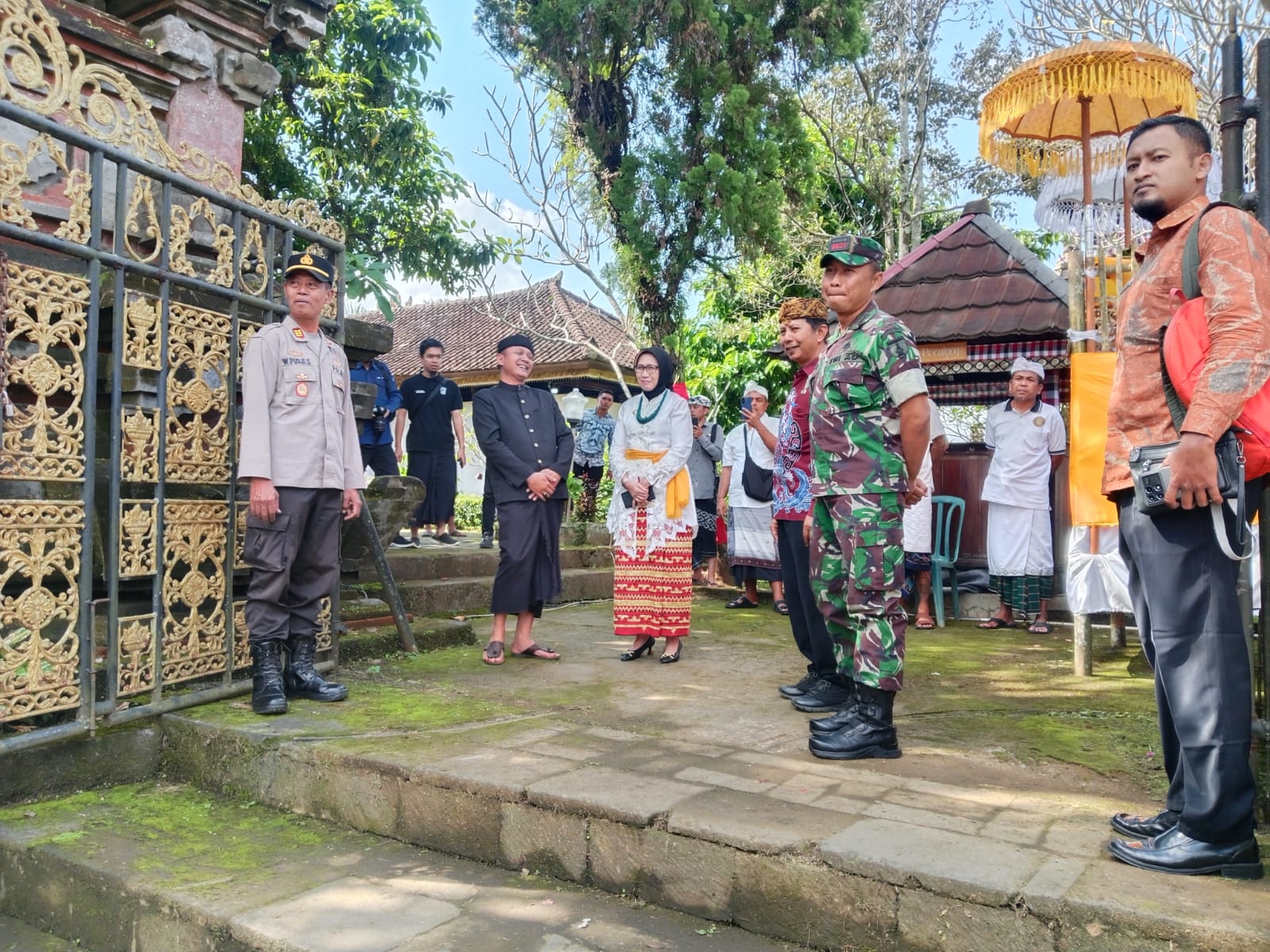 Camat Senduro dan Bupati Lumajang Hadiri Piodalan Pura Mandhara Giri Semeru Agung  di Desa Senduro 