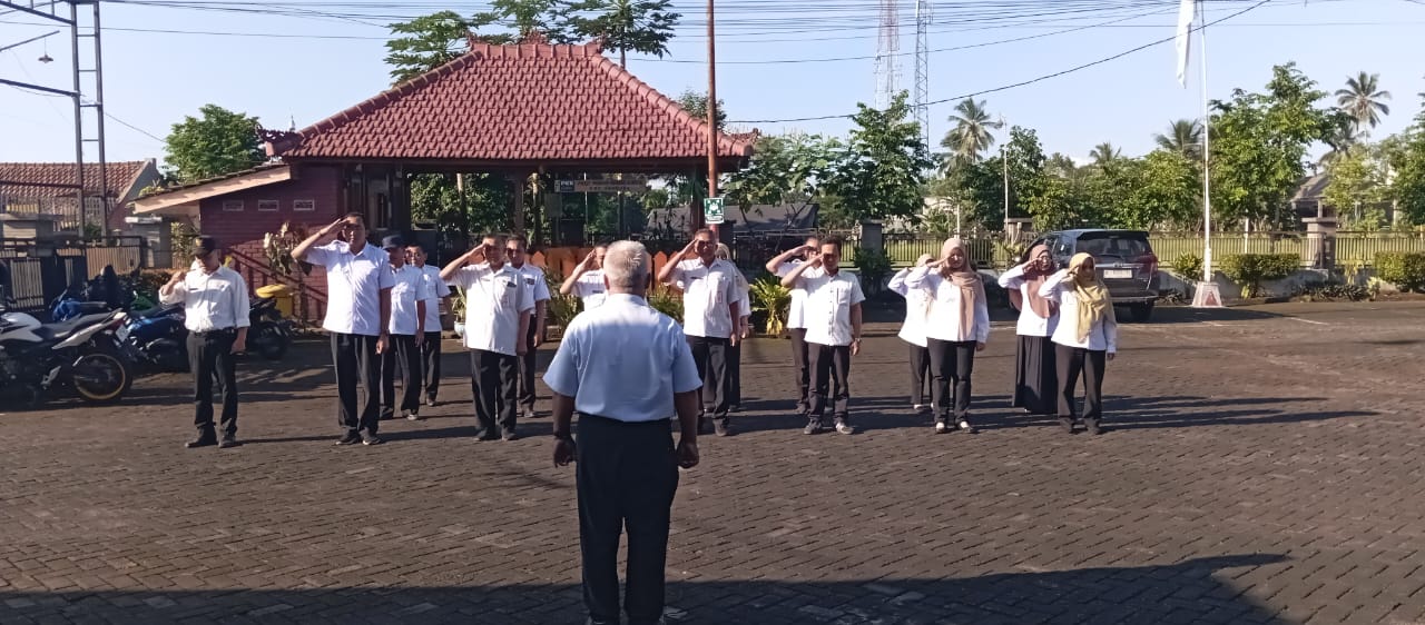 APEL PAGI HARI RABU DI HALAMAN KANTOR KECAMATAN SENDURO