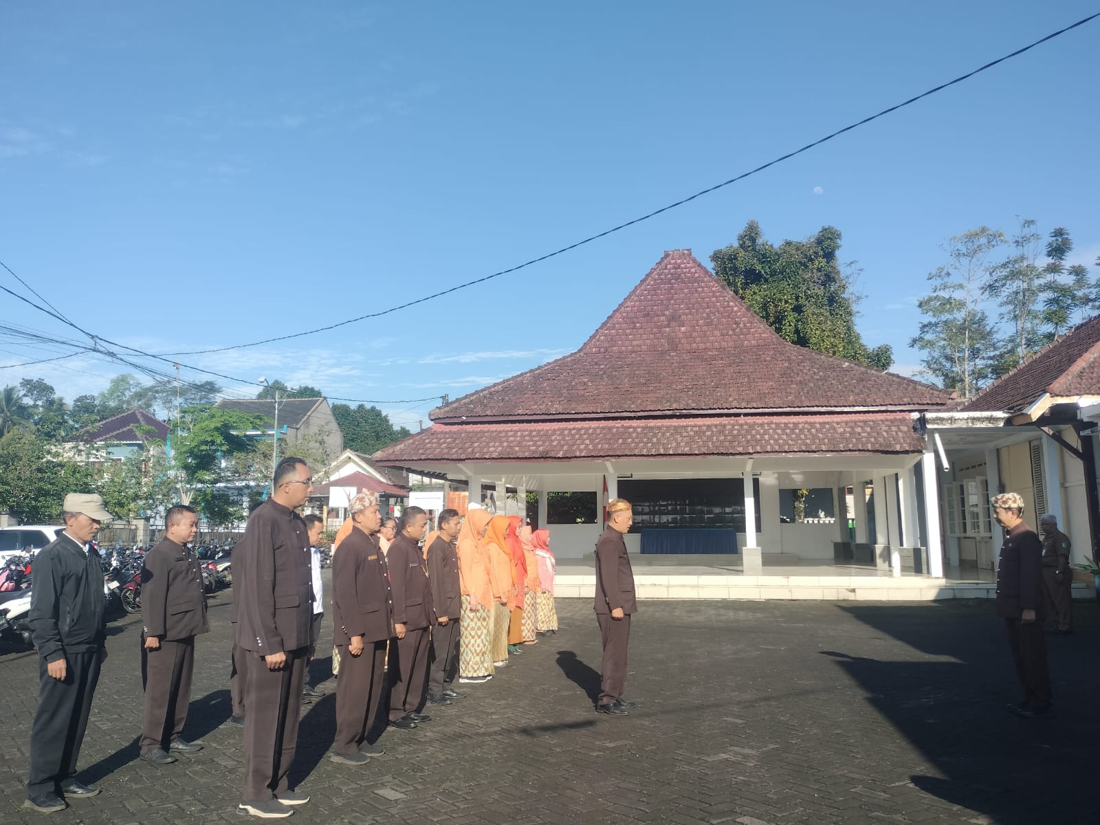 APEL PAGI HARI SELASA DI HALAMAN KANTOR KECAMATAN SENDURO
