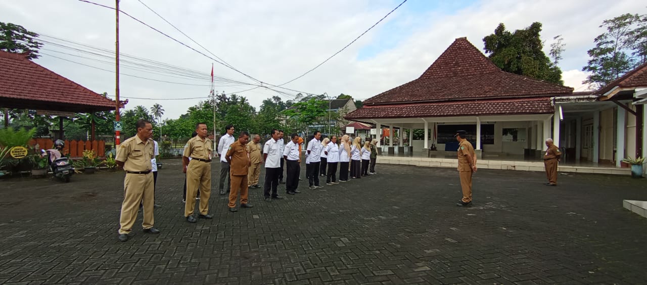 APEL PAGI HARI SENIN DI HALAMAN KANTOR KECAMATAN SENDURO