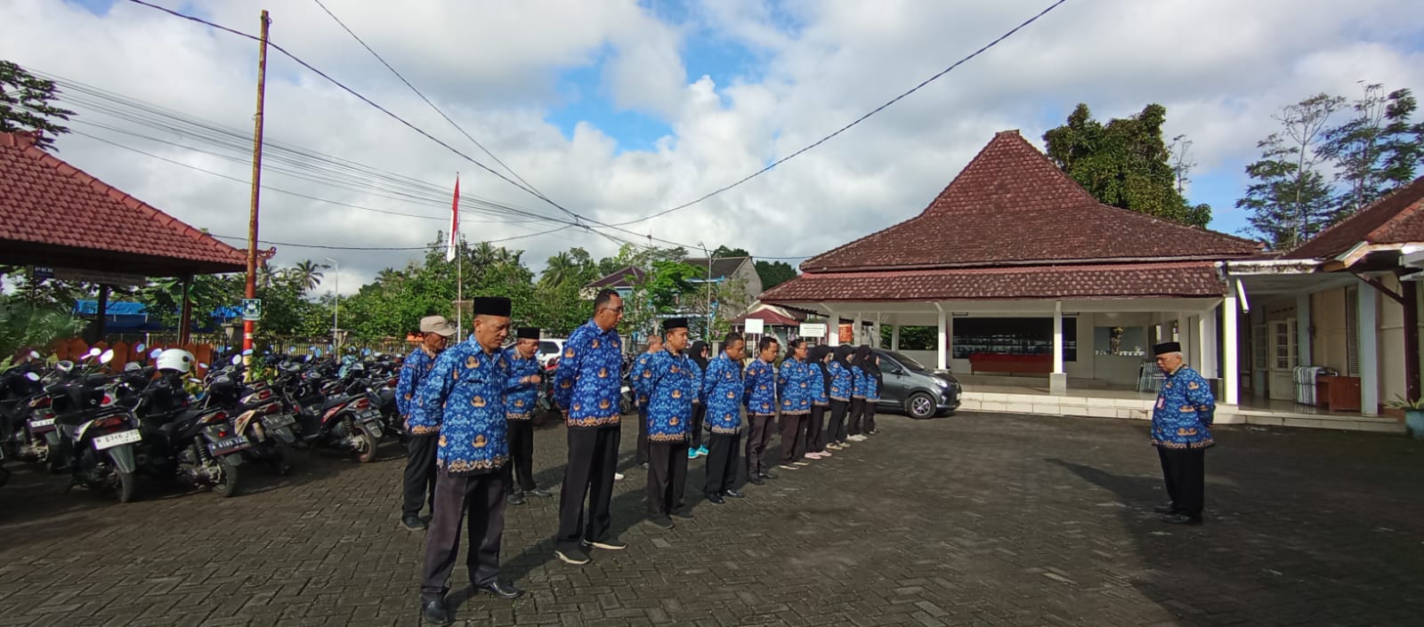 APEL PAGI HARI KAMIS DI HALAMAN KANTOR KECAMATAN SENDURO