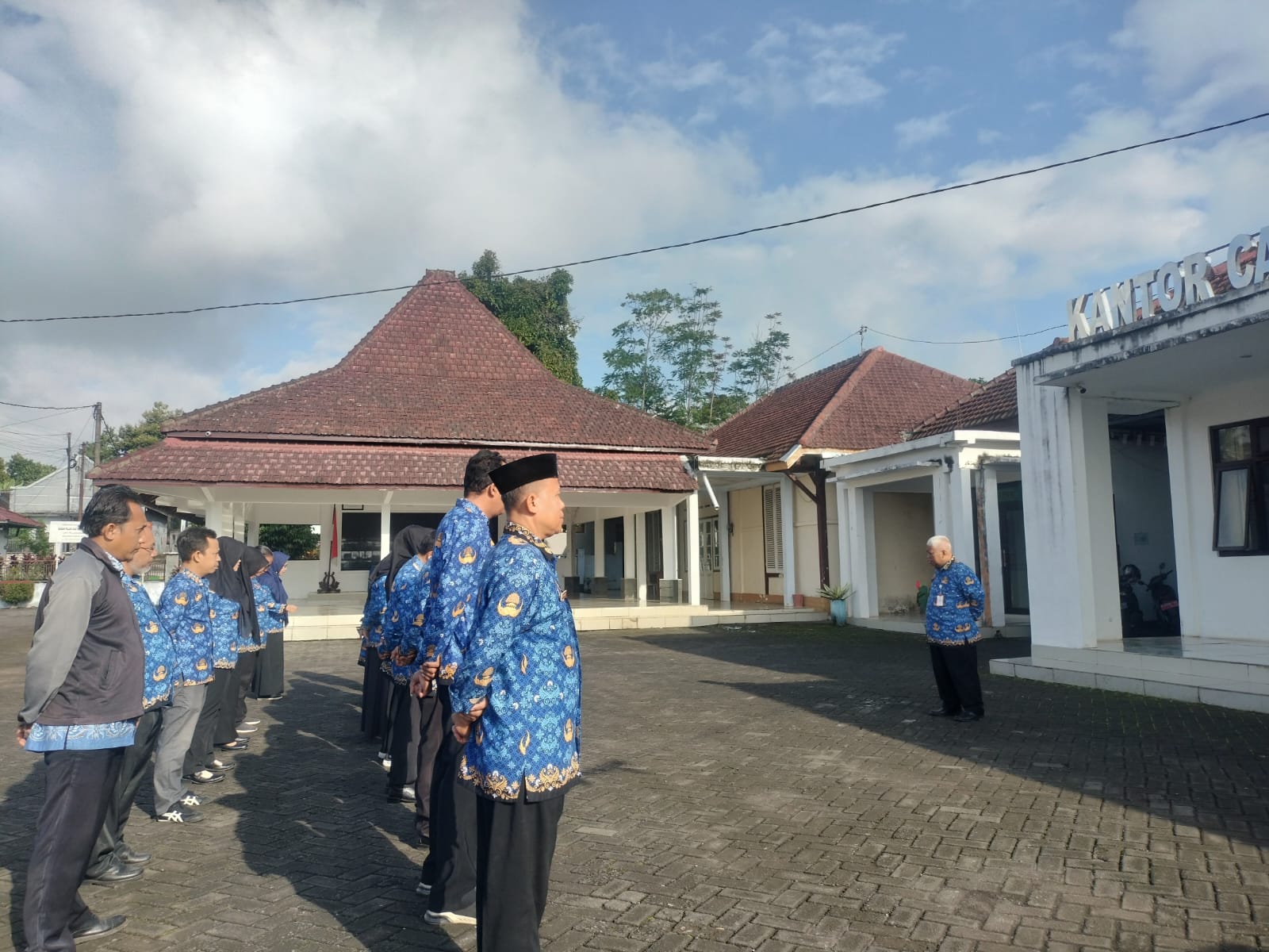 APEL PAGI HARI SELASA DI HALAMAN KANTOR KECAMATAN SENDURO