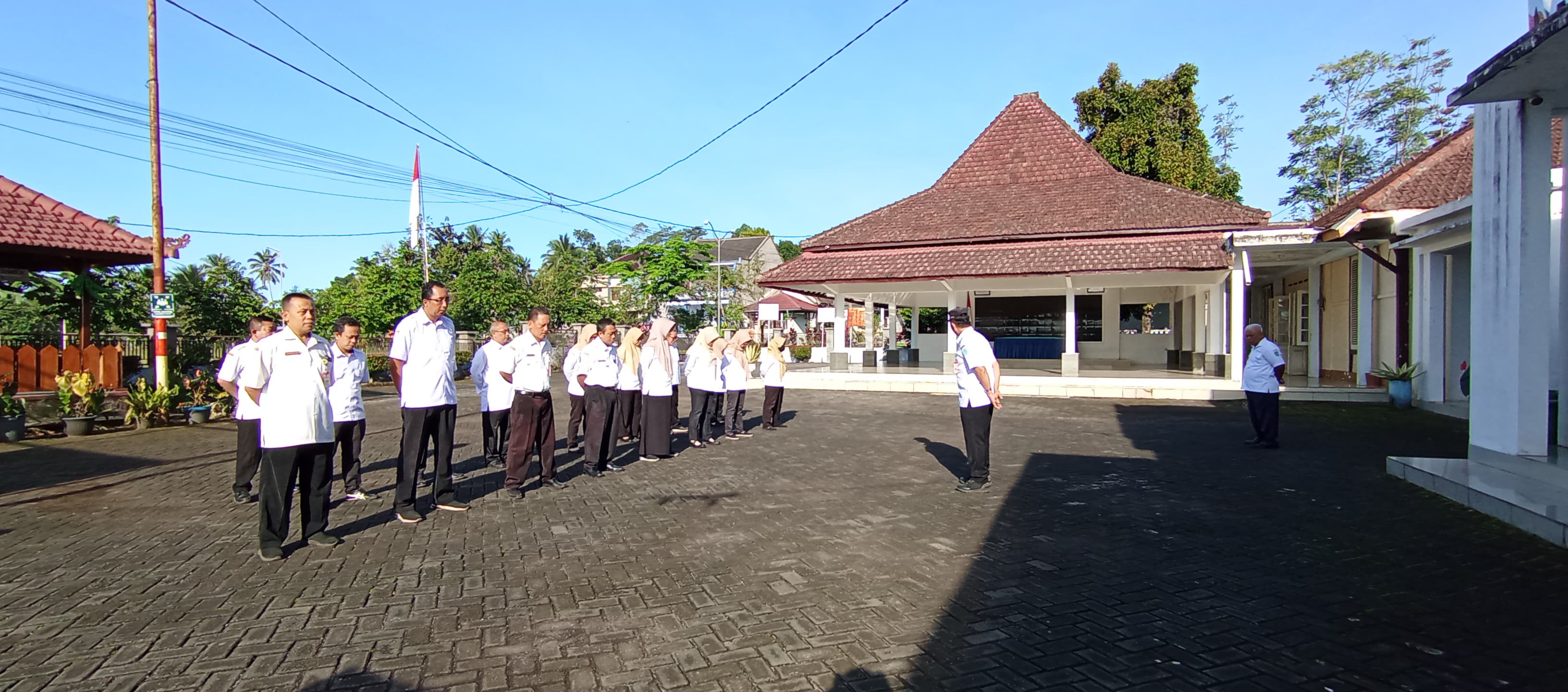 APEL PAGI HARI RABU DI HALAMAN KANTOR KECAMATAN SENDURO