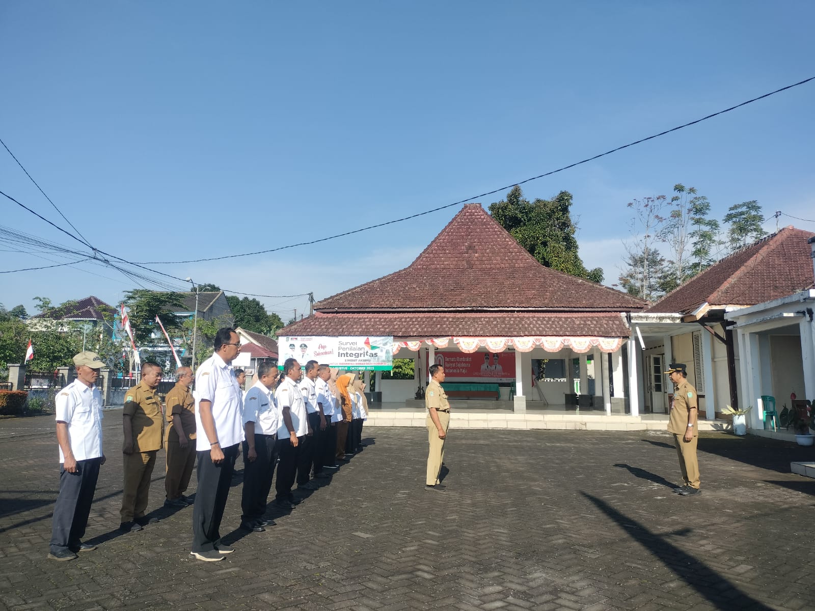 APEL PAGI HARI SENIN DI HALAMAN KANTOR KECAMATAN SENDURO