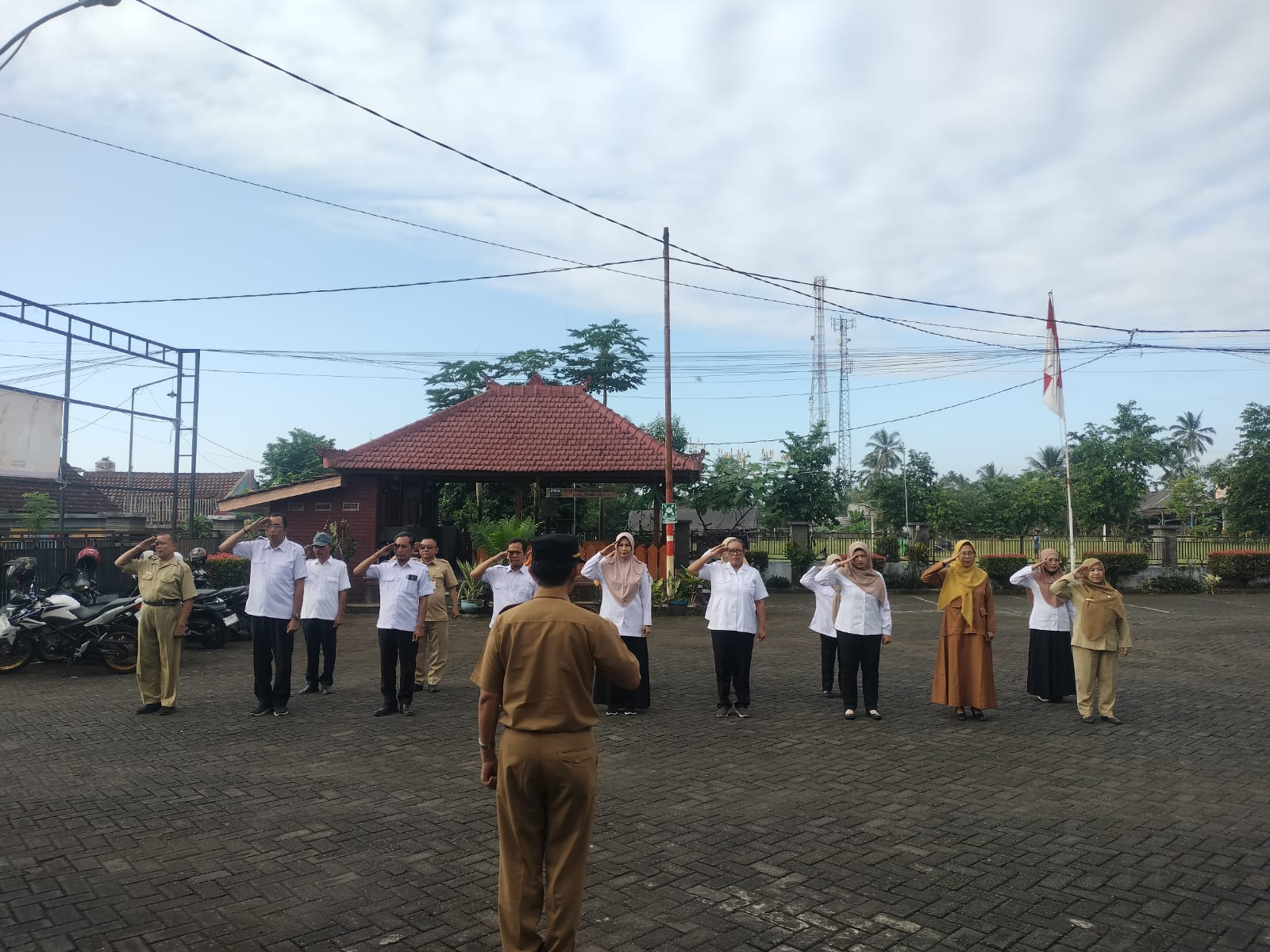 APEL PAGI HARI SELASA DI HALAMAN KANTOR KECAMATAN SENDURO