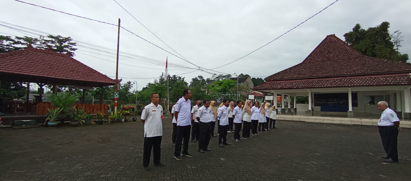 APEL PAGI HARI RABU DI HALAMAN KANTOR KECAMATAN SENDURO