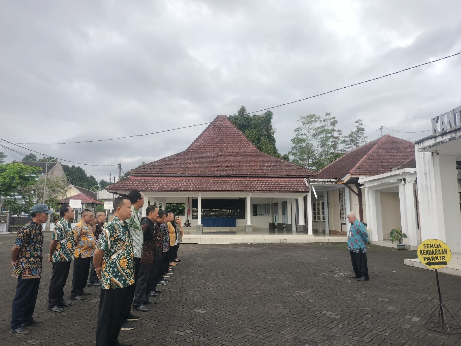 APEL PAGI HARI KAMIS DI HALAMAN KANTOR KECAMATAN SENDURO