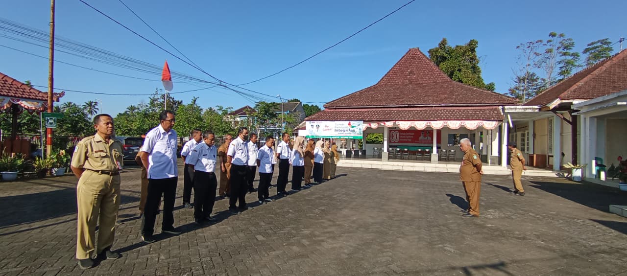 APEL PAGI HARI SELASA DI HALAMAN KANTOR KECAMATAN SENDURO