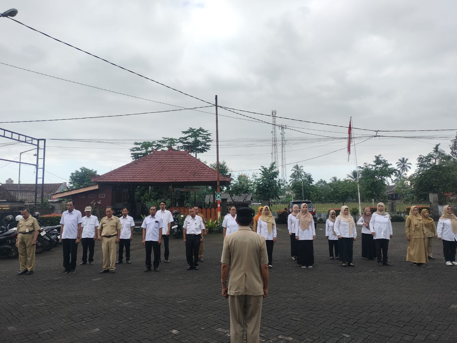 APEL PAGI HARI SENIN DI HALAMAN KANTOR KECAMATAN SENDURO