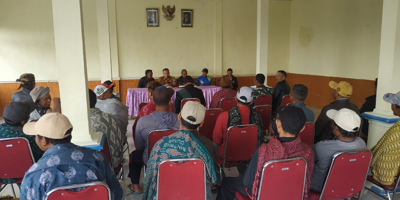 Pembangunan Jembatan Darurat Dari Bambu dan Kayu , Warga Desa Argosari