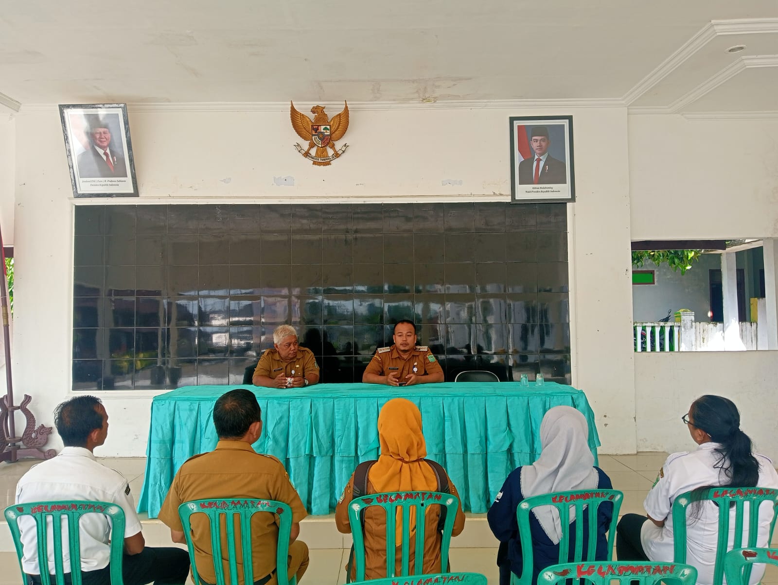 Rapat Staf Kecamatan Senduro: Penguatan Sinergi dan Pelayanan Publik