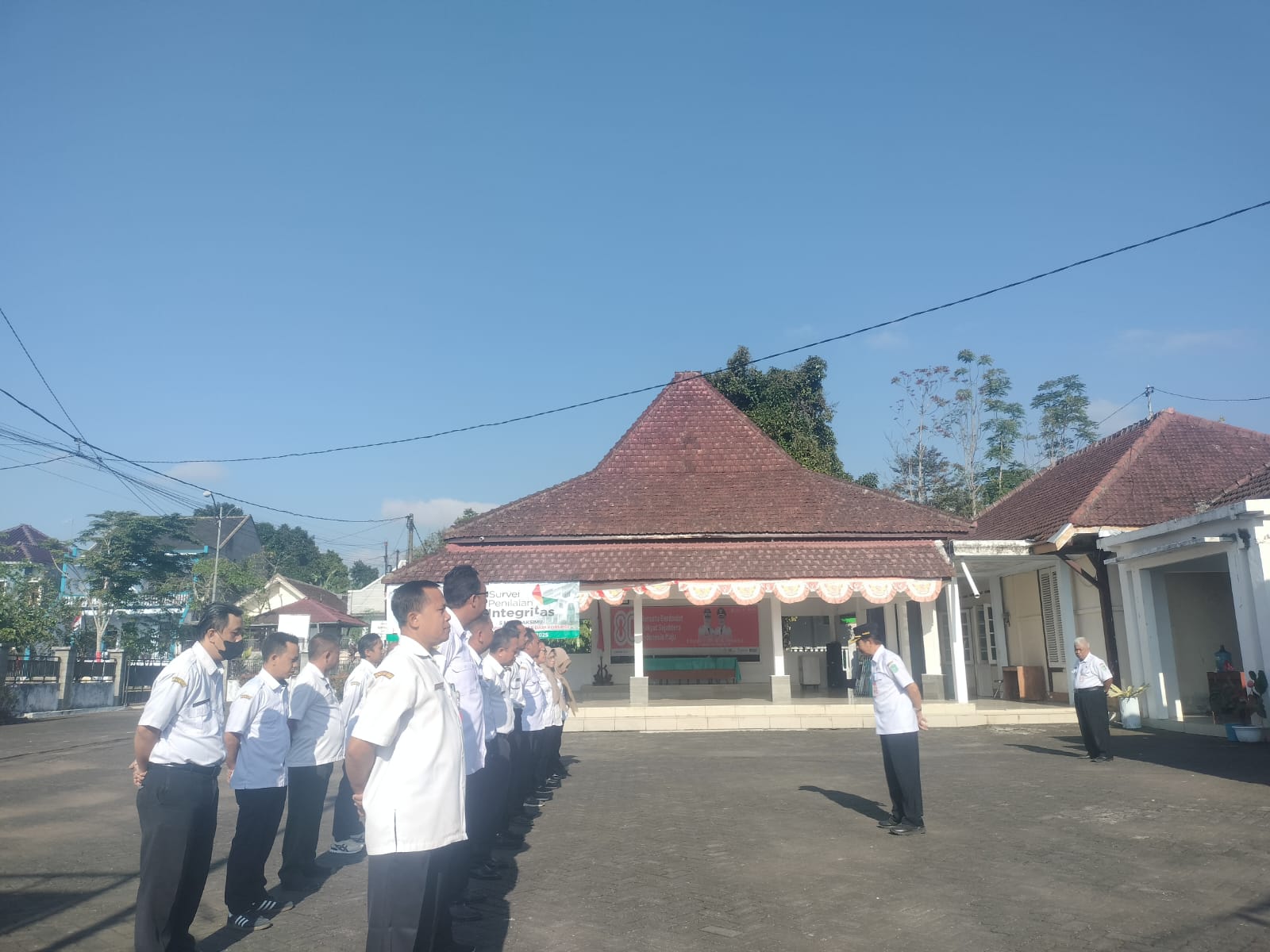 APEL PAGI HARI RABU DI HALAMAN KANTOR KECAMATAN SENDURO