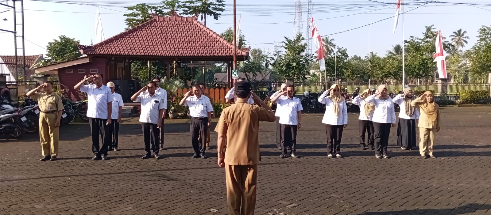 APEL PAGI HARI SENIN DI HALAMAN KANTOR KECAMATAN SENDURO