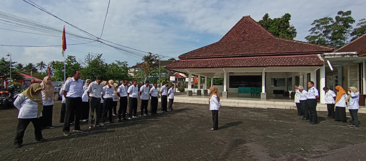 APEL PAGI HARI RABU DI HALAMAN KANTOR KECAMATAN SENDURO