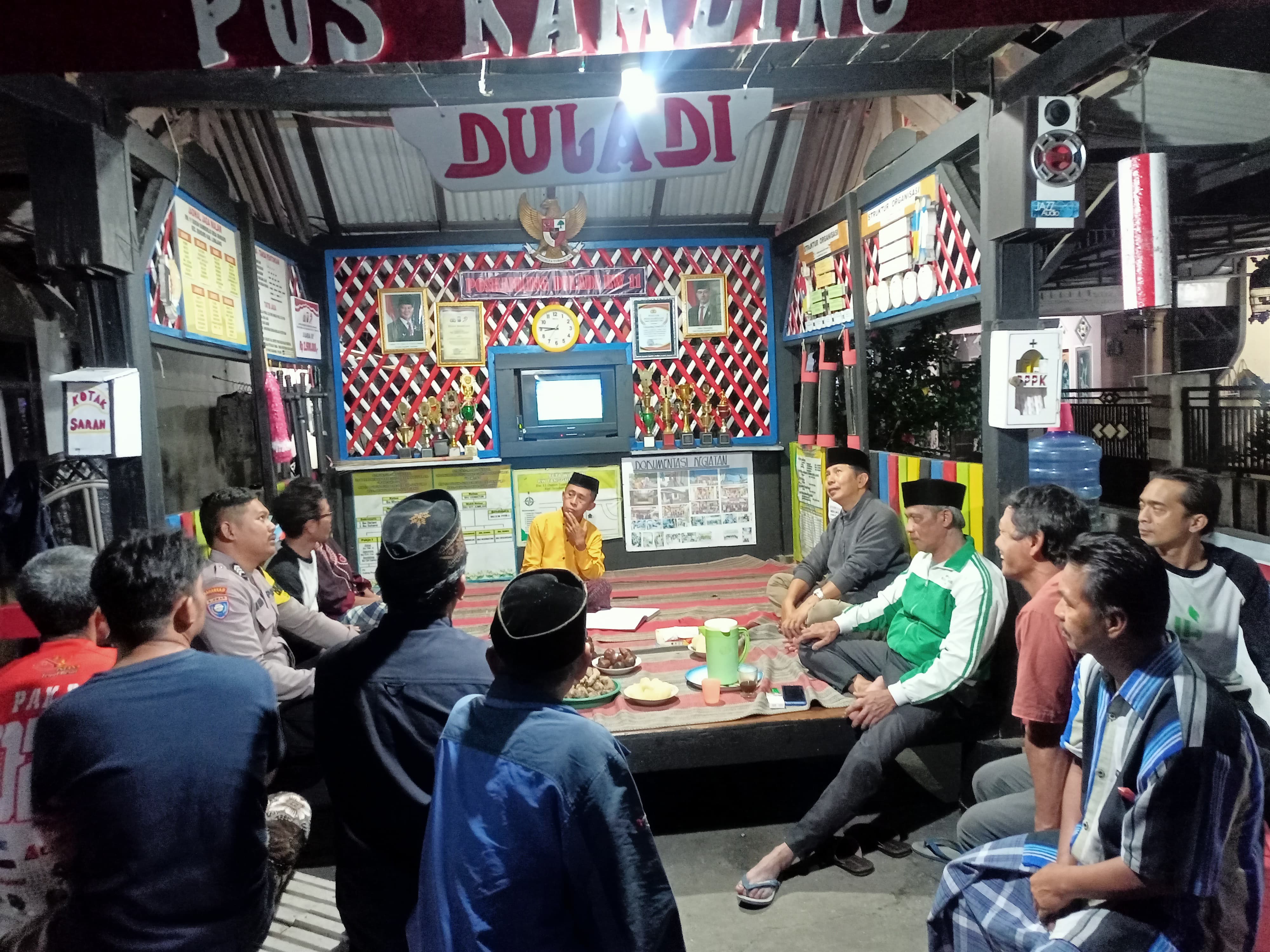 Berdialog dengan awak pos kamling untuk ciptakan situasi kamtibmas yang kondusif