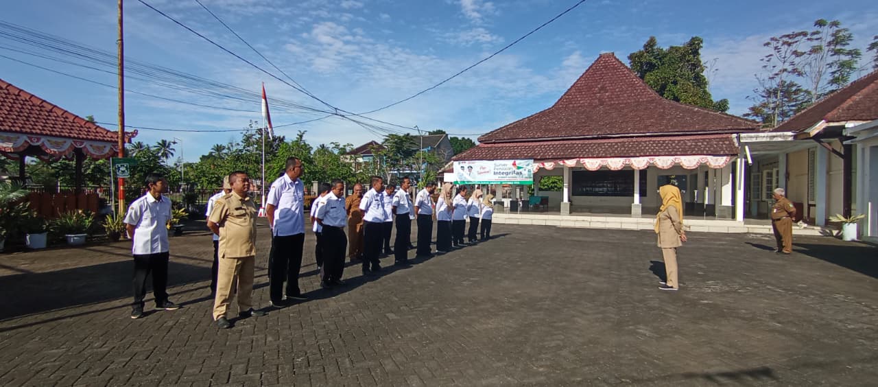 APEL PAGI HARI SENIN DI HALAMAN KANTOR KECAMATAN SENDURO