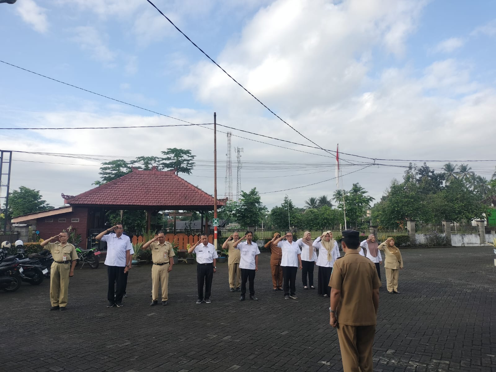APEL PAGI HARI SELASA DI HALAMAN KANTOR KECAMATAN SENDURO