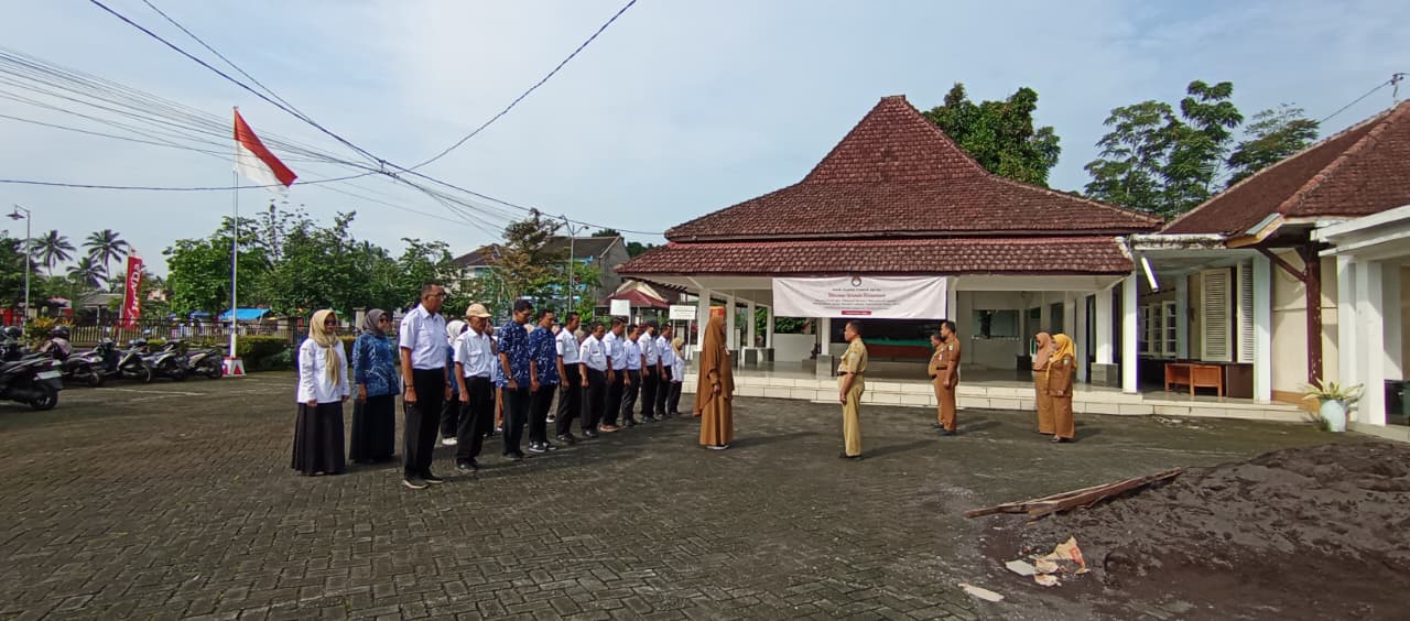 APEL PAGI HARI SELASA DI HALAMAN KANTOR KECAMATAN SENDURO