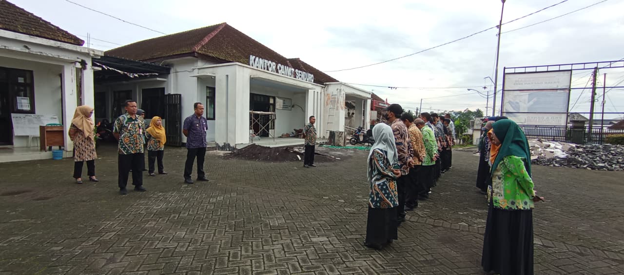 APEL PAGI HARI KAMIS DI HALAMAN KANTOR KECAMATAN SENDURO