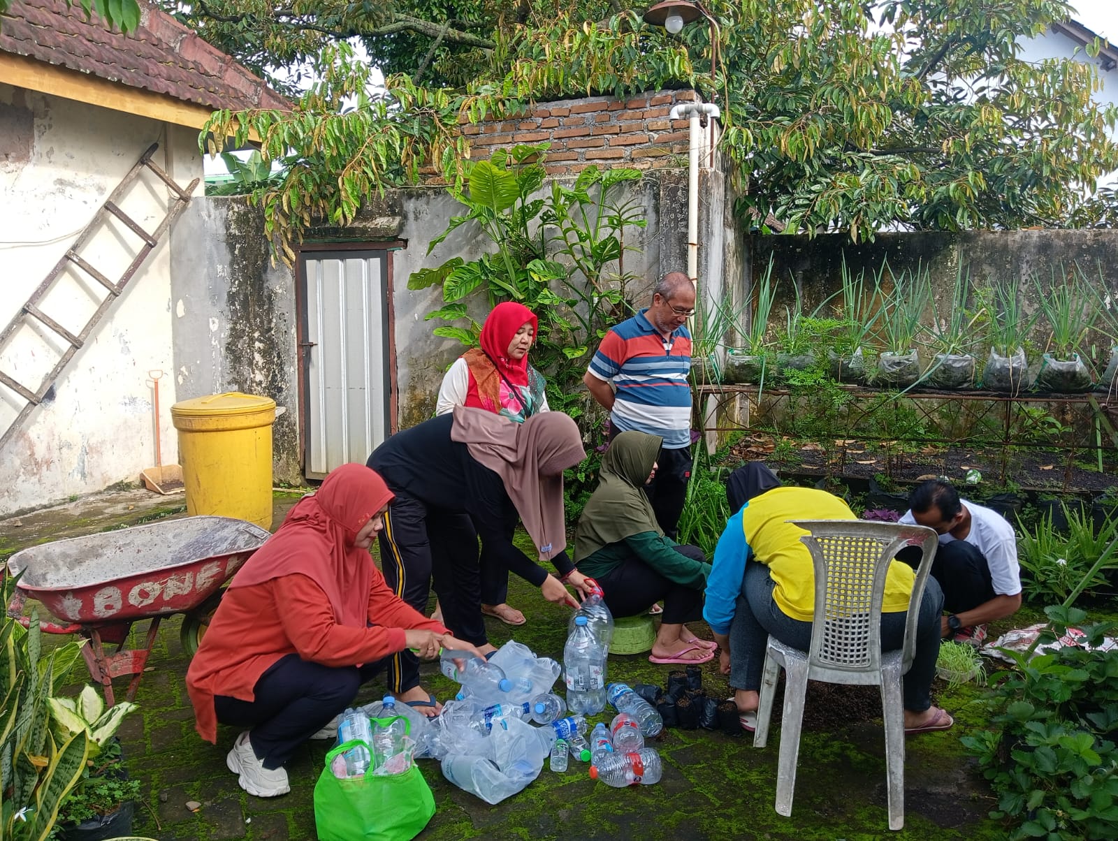 Seluruh Pegawai Kantor Camat Senduro Melakukan Kerja Bakti Kebersihan di Lingkungan Kantor