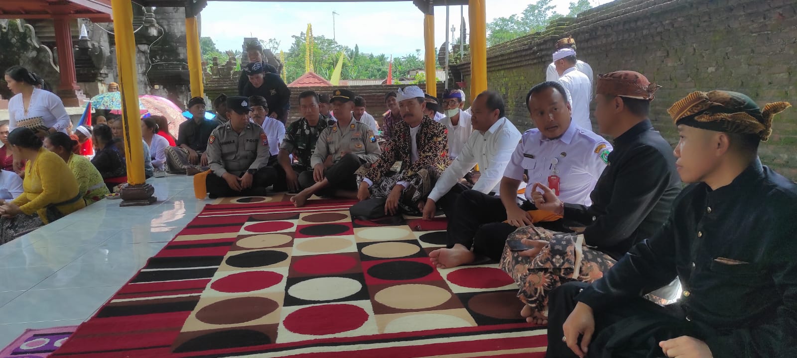 Giat Camat Senduro Menghadiri Acara Hari Raya Galungan dan Kuningan di Desa Wonocepokoayu 