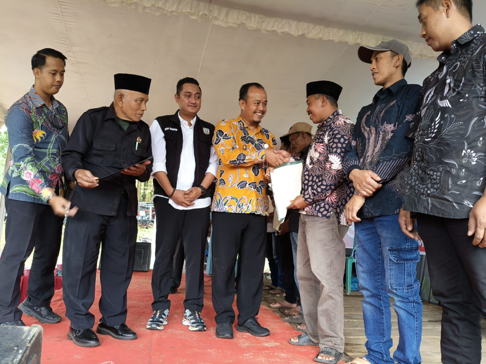 Penyerahan Sertipikat Tanah Hasil dari Program Redistribusi Tanah Tahun 2025 di Desa Burno