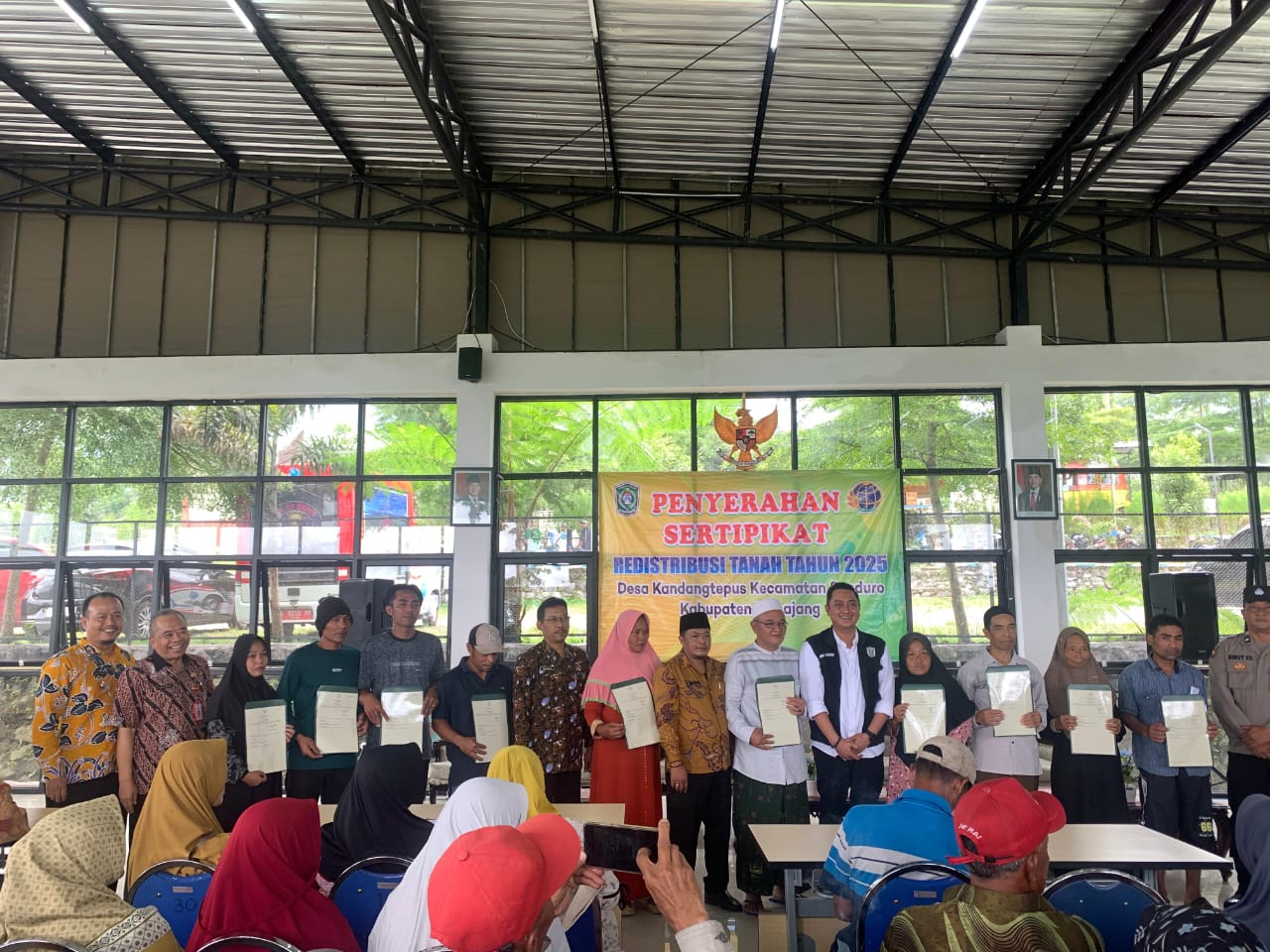 Penyerahan Sertipikat Redistribusi Tanah Tahun 2025 Dilaksanakan di Desa Kandangtepus