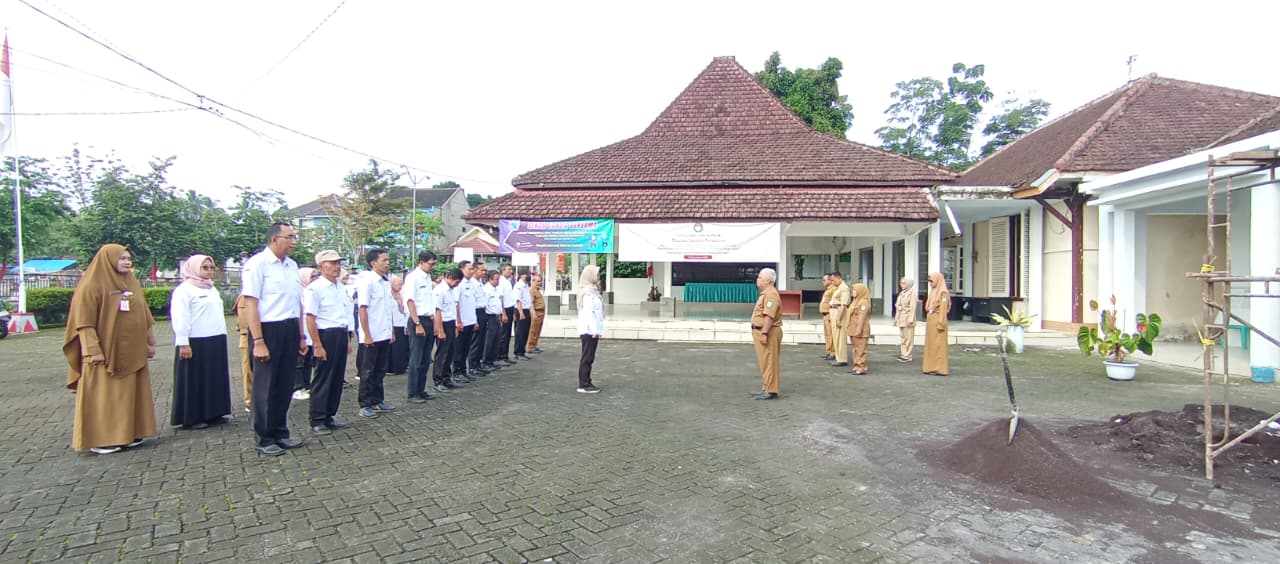 APEL PAGI HARI SENIN DI HALAMAN KANTOR KECAMATAN SENDURO