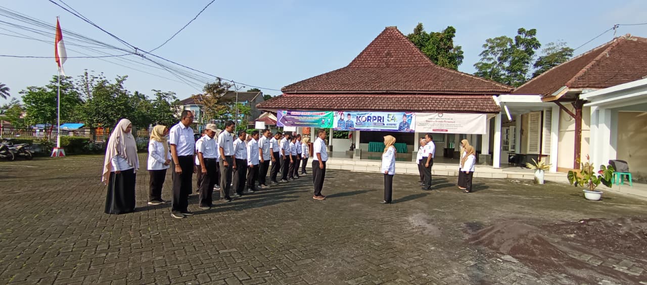 APEL PAGI HARI RABU DI HALAMAN KANTOR KECAMATAN SENDURO