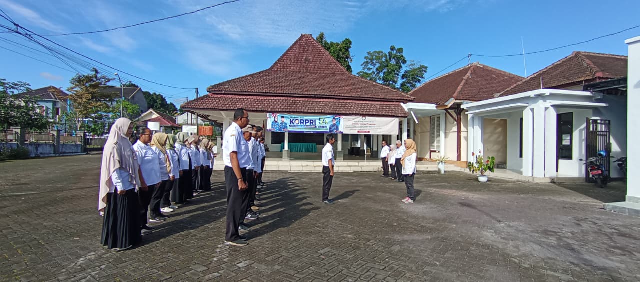 APEL PAGI HARI RABU DI HALAMAN KANTOR KECAMATAN SENDURO