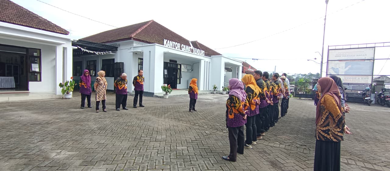 APEL PAGI HARI KAMIS DI HALAMAN KANTOR KECAMATAN SENDURO