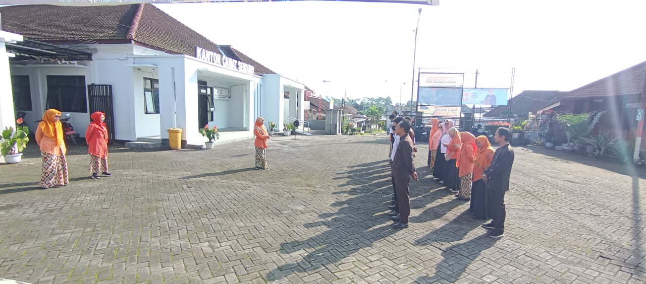 APEL PAGI HARI SENIN DI HALAMAN KANTOR KECAMATAN SENDURO