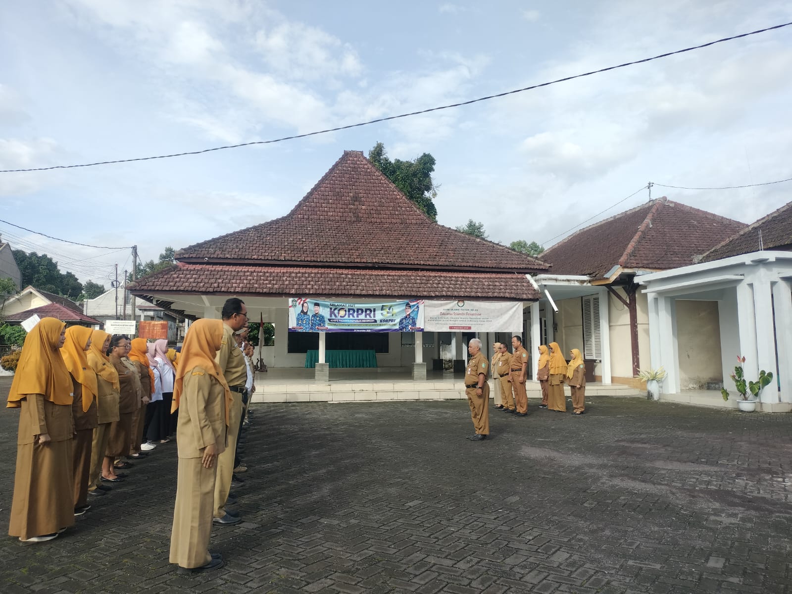 APEL PAGI HARI SENIN DI HALAMAN KANTOR KECAMATAN SENDURO