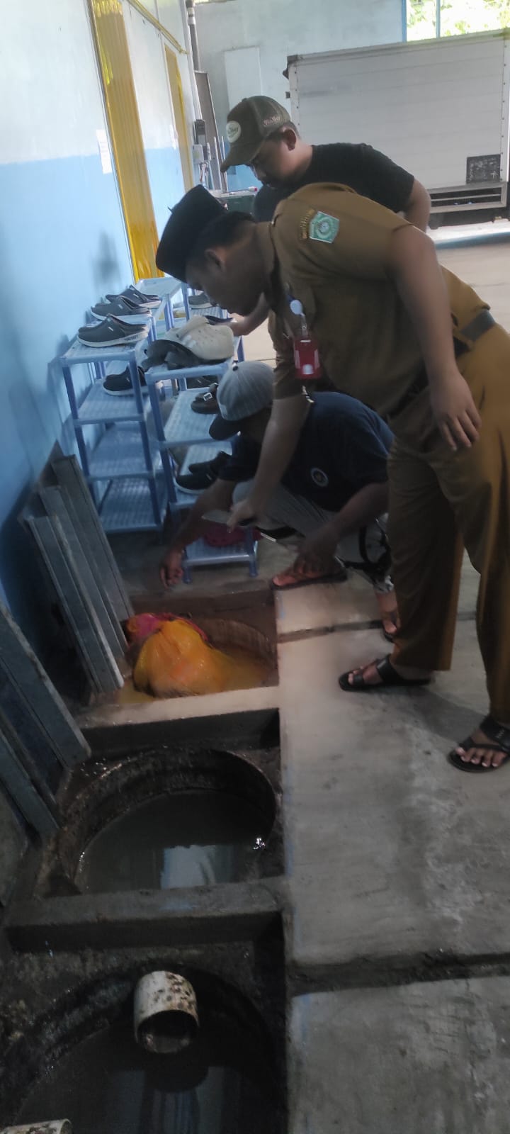 Tingkatkan Pengawasan, Camat Senduro Sidak Pembuangan Limbah di SPPG Desa Kandangan