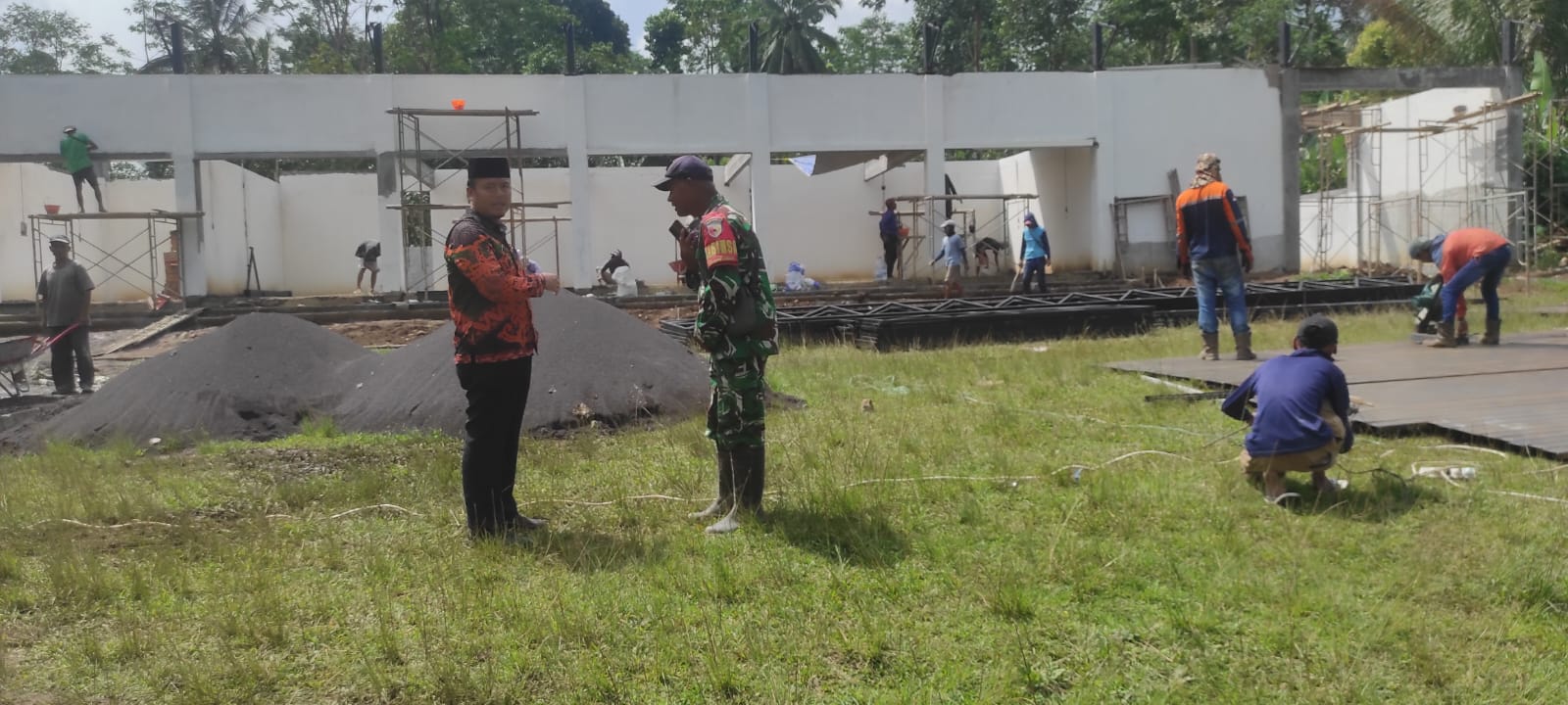 Camat Senduro Tinjau Progres Pembangunan Gerai KDMP di Desa Kandangan