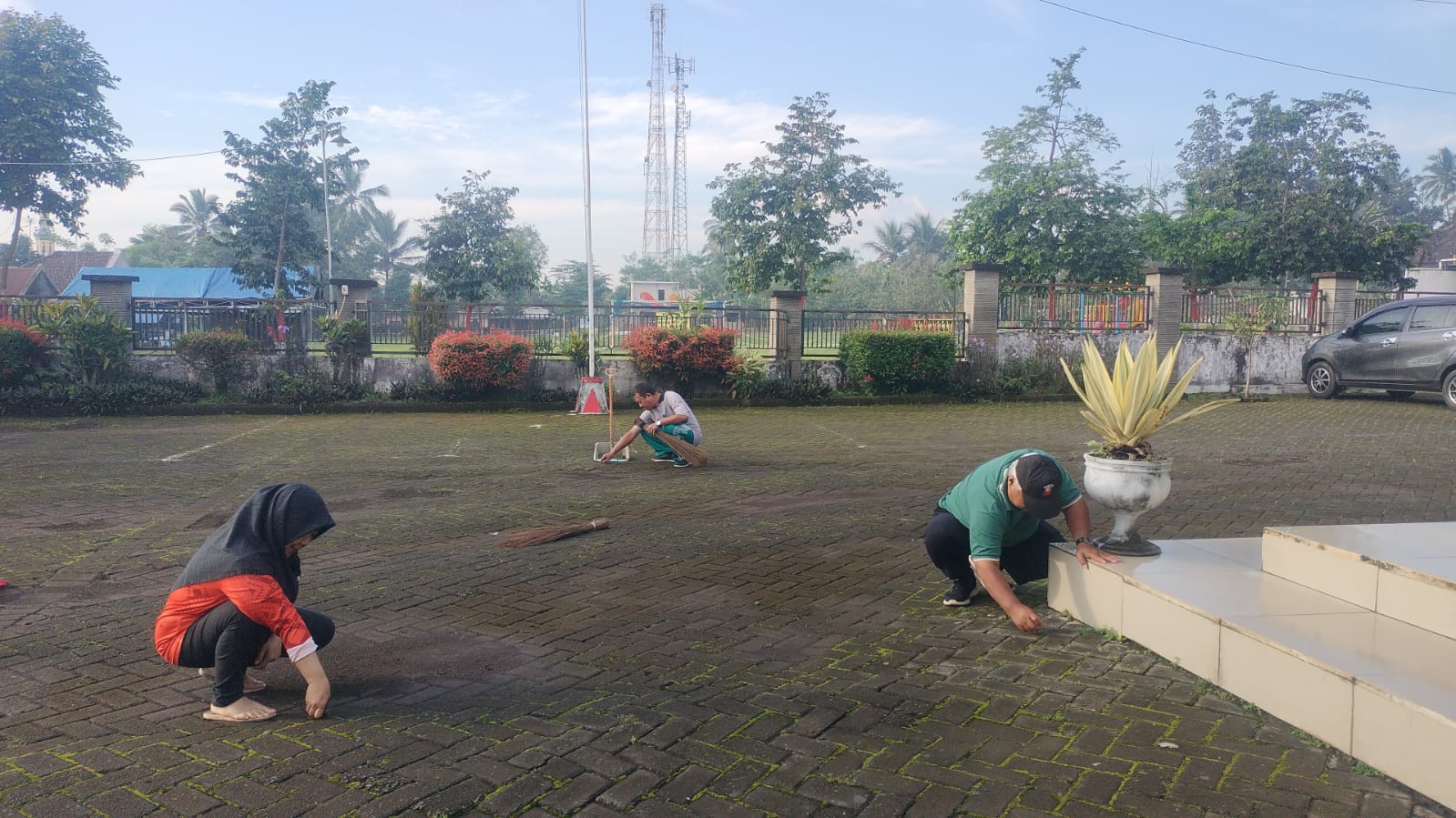 JUMAT BERSIH: STAF KECAMATAN SENDURO GOTONG ROYONG PERINDAH HALAMAN KANTOR