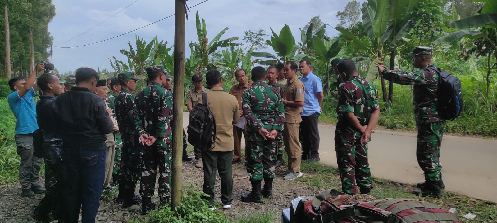 TINJAU LAHAN STRATEGIS, CAMAT SENDURO BERSAMA KEMHAN CEK LOKASI PEMBANGUNAN YON TP DI DESA BURNO