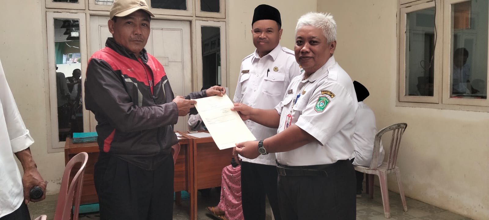 Tingkatkan Kepastian Hukum, Sekcam Senduro Hadiri Pembagian Sertifikat PTSL Tahun 2025 di Wonocepoko