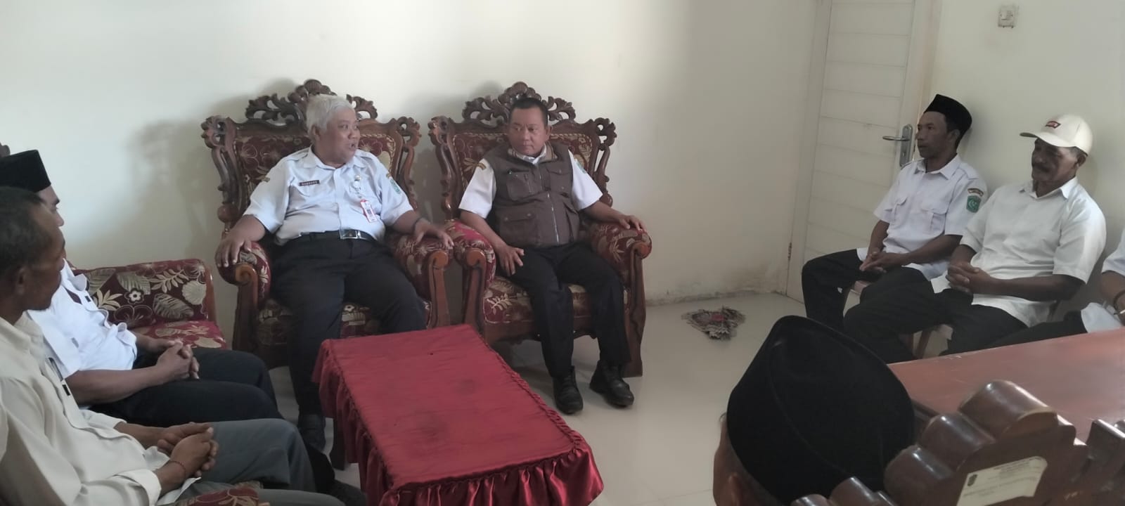 Kejar Target 2025, Sekcam Senduro Turun Langsung Bina Pemungut PBB Desa Wonocepokoayu