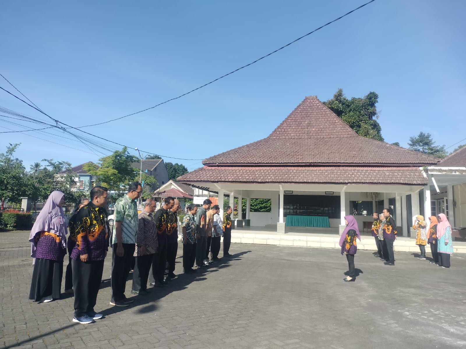 Tingkatkan Disiplin, Kasubag Umum dan Kepegawaian Pimpin Apel Pagi di Kantor Kecamatan Senduro