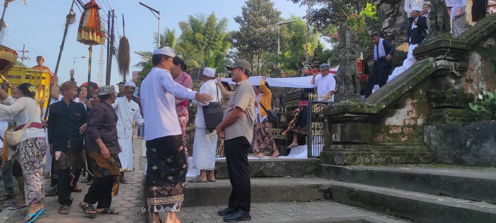 Camat Senduro Lepas Keberangkatan Ribuan Umat Hindu Menuju Pantai Watu Pecak untuk Melasti